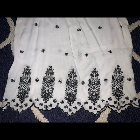 Cute dressy tank with black embroidery. - Picture 4 of 9